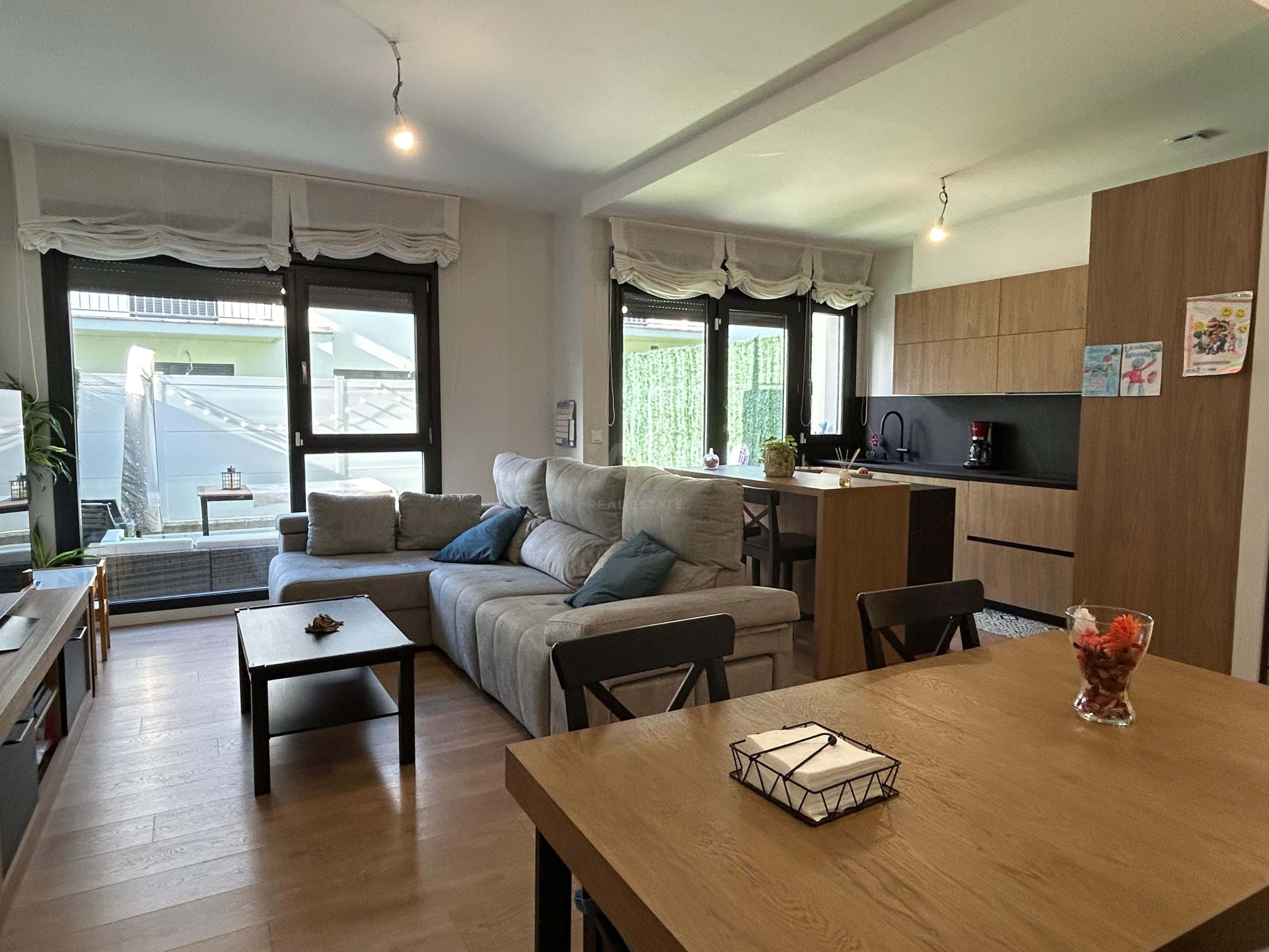 Sala d'estar de Casa adosada en venda en León Capital  amb Terrassa i Piscina