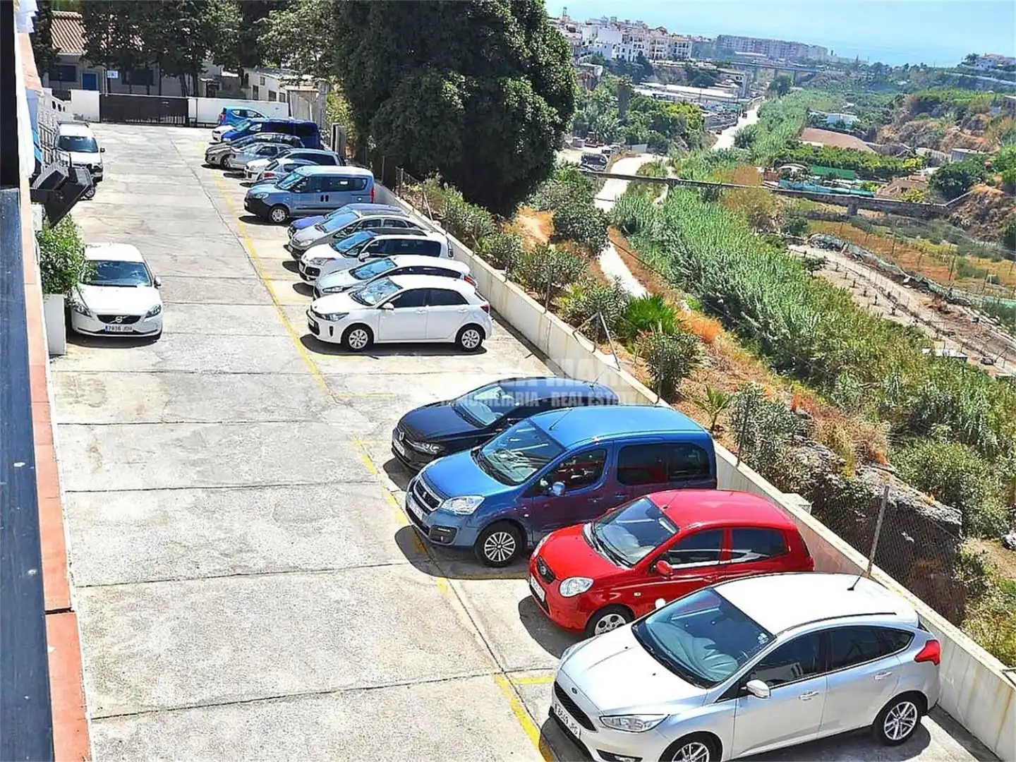 Aparcament de Pis de lloguer en Nerja amb Terrassa i Balcó