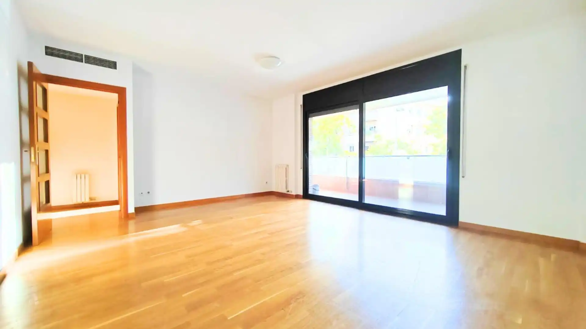 Living room of Flat for sale in Sabadell  with Parquet flooring and Terrace