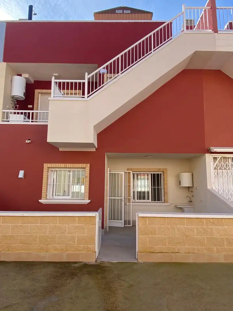 Vista exterior de Planta baixa en venda en Pilar de la Horadada amb Terrassa, Piscina i Piscina comunitària