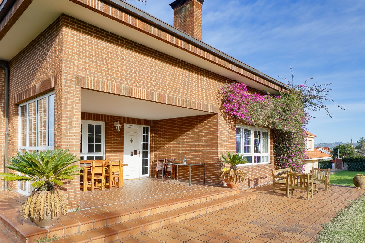 Vista exterior de Casa o xalet en venda en Gijón  amb Calefacció, Parquet i Terrassa