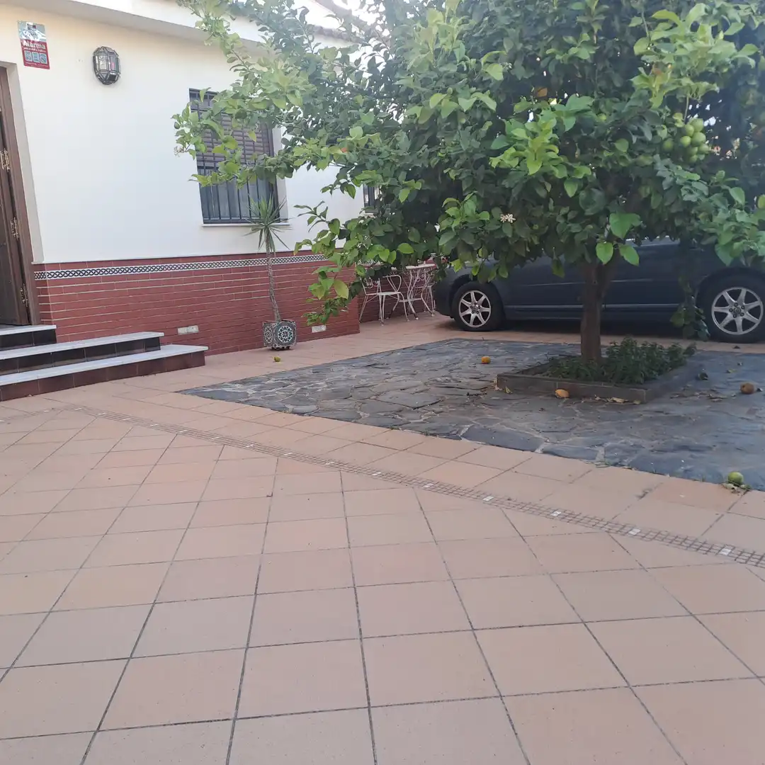 Aparcament de Casa adosada en venda en Dos Hermanas amb Aire condicionat, Traster i Piscina comunitària