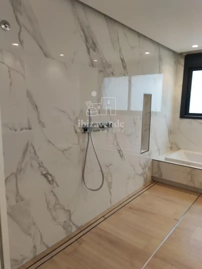 Bany de Casa o xalet en venda en Santa Eulària des Riu amb Aire condicionat, Calefacció i Jardí privat