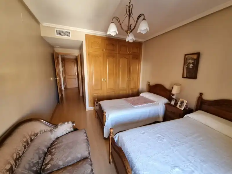Dormitori de Pis en venda en Plasencia amb Aire condicionat, Calefacció i Jardí privat