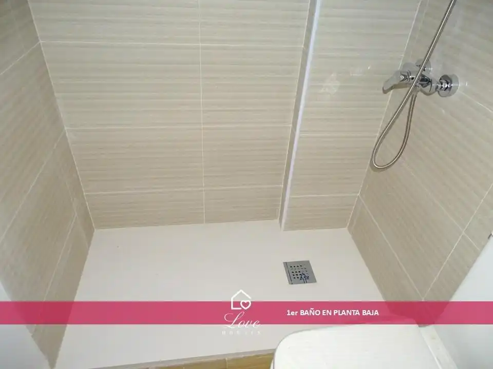 Badezimmer von Einfamilien-Reihenhaus zum Verkauf in Puerto Real mit Klimaanlage und Terrasse