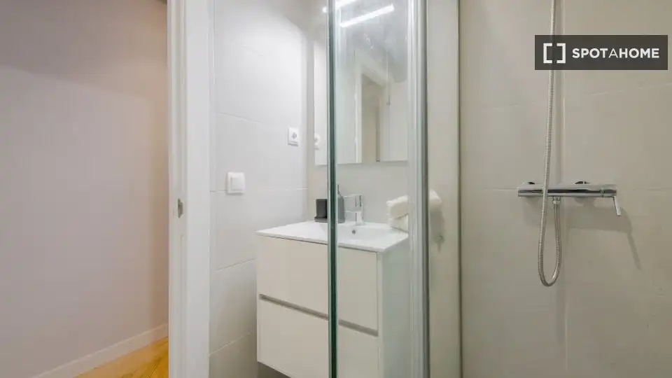 Bathroom of Flat for rent in Madrid  with Air Conditioner, Heating and Furnished