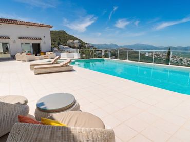 Detached house with pool for sale in Calle Dali 142