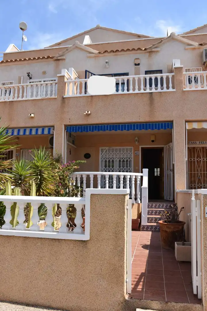 Vista exterior de Dúplex en venta en Orihuela con Terraza, Piscina y Amueblado