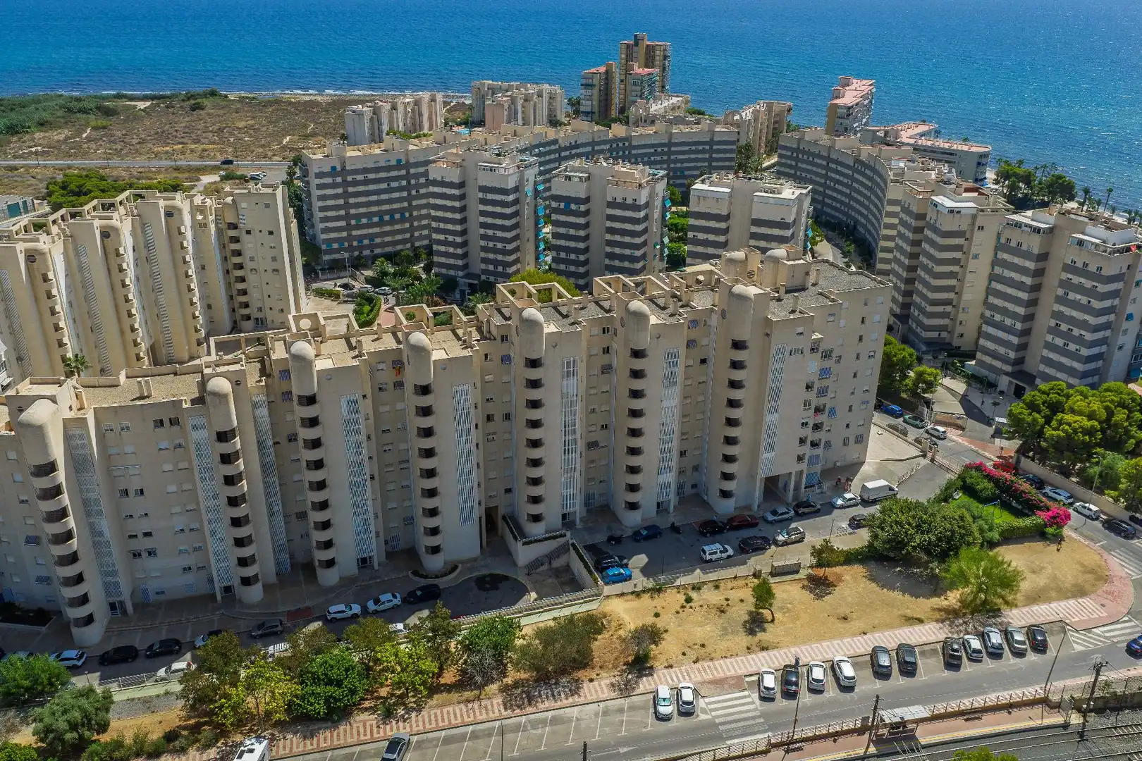 Vista exterior de Apartament en venda en El Campello amb Jardí privat, Terrassa i Balcó