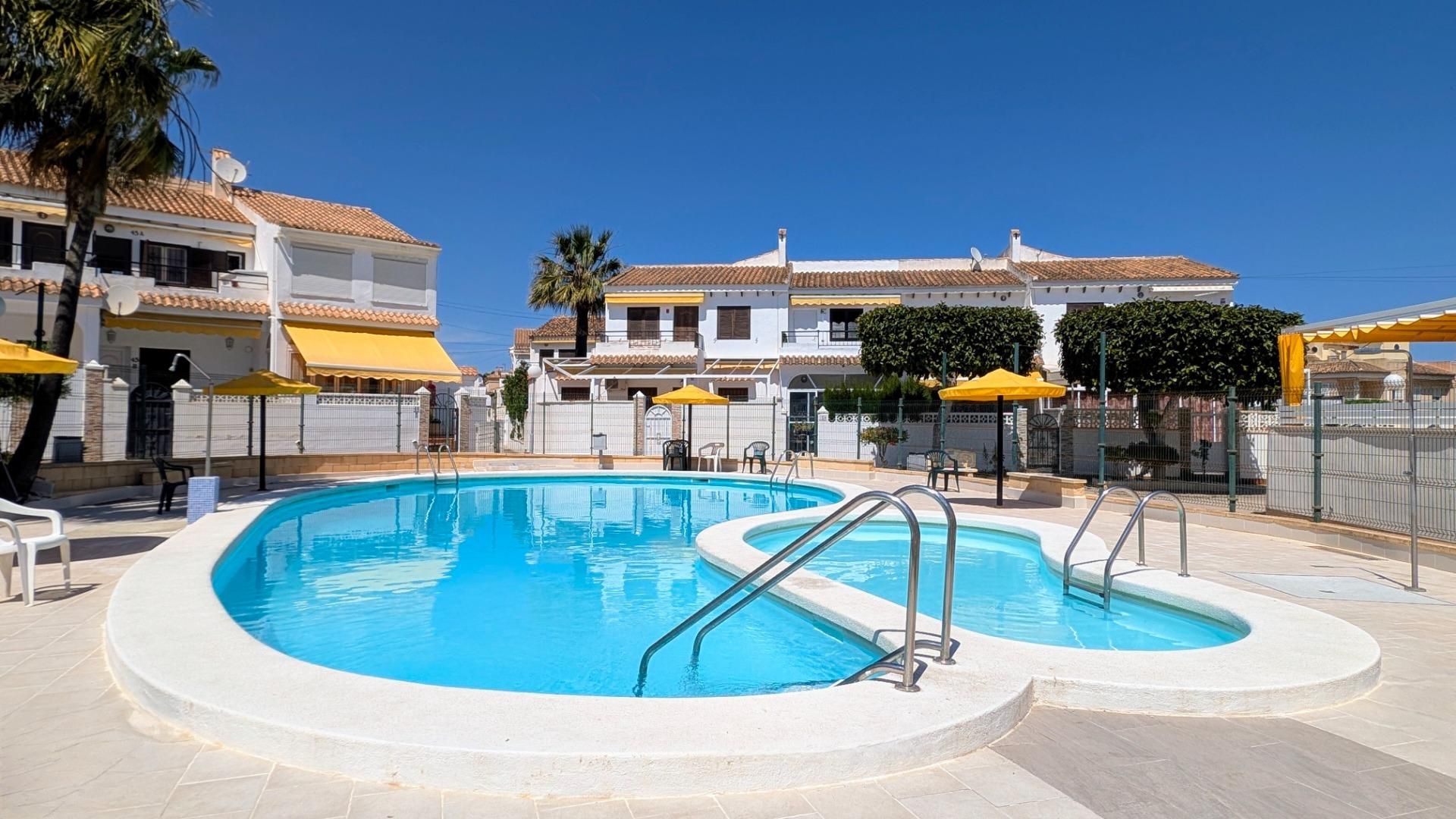 Piscina de Casa adosada en venda en Torrevieja amb Jardí privat, Terrassa i Piscina comunitària