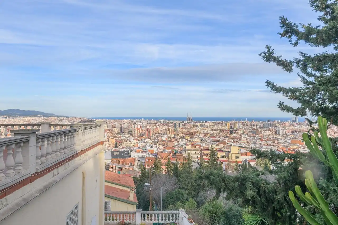Vista exterior de Casa o xalet en venda en Barcelona amb Aire condicionat, Calefacció i Jardí privat
