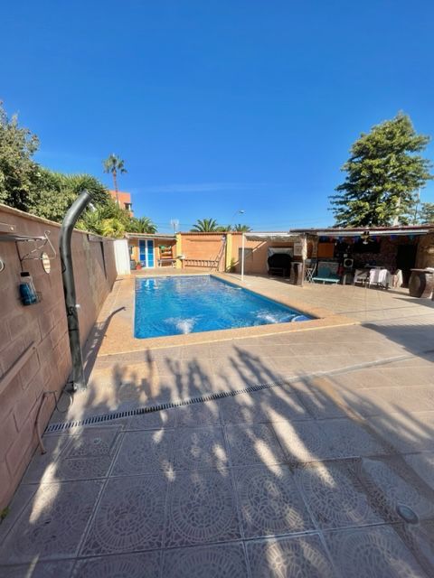 Piscina de Casa o xalet en venda en Montequinto amb Aire condicionat