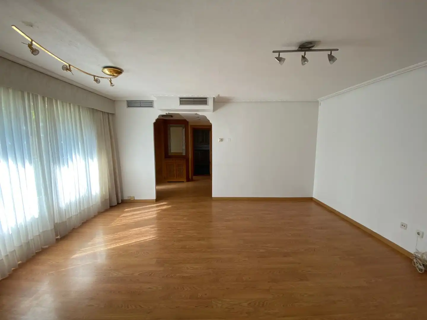 Sala d'estar de Casa adosada en venda en Zaragoza amb Terrassa i Piscina