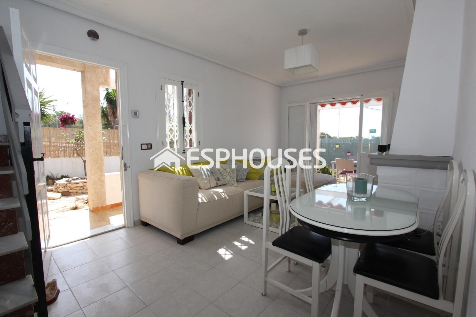 Exterior view of Single-family semi-detached for sale in Guardamar del Segura  with Air Conditioner, Terrace and Storage room