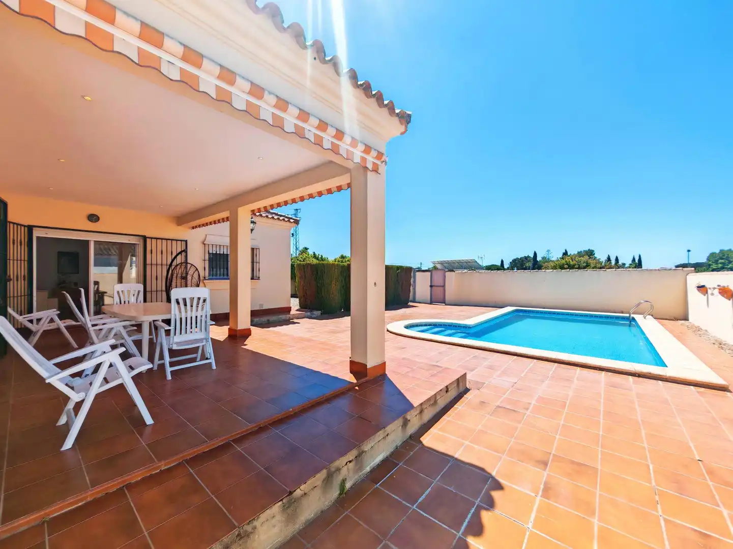 Vista exterior de Casa o xalet en venda en Chiclana de la Frontera amb Aire condicionat, Jardí privat i Piscina