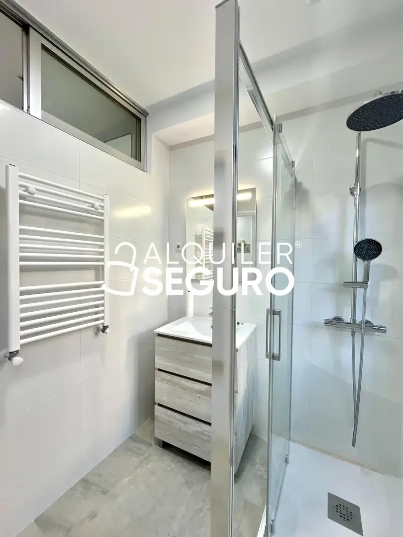 Bathroom of Flat for rent in Madrid  with Heating and Furnished