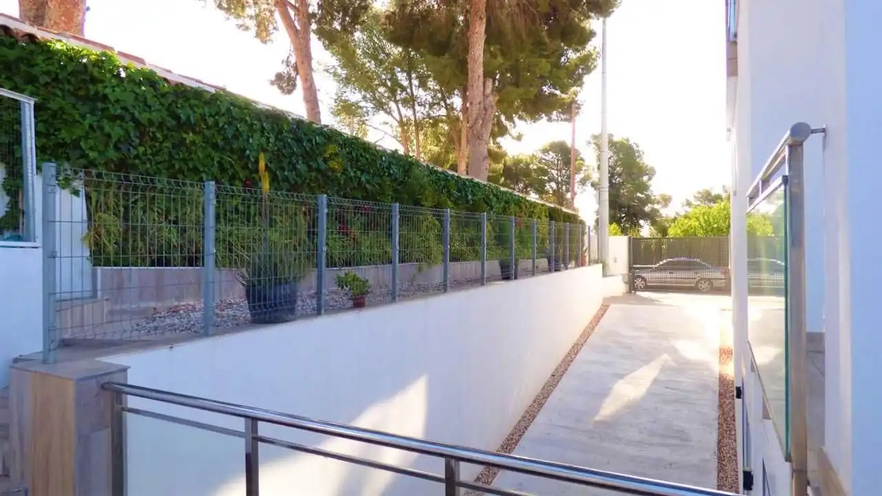 Vista exterior de Casa o chalet en venta en La Nucia con Aire acondicionado, Terraza y Piscina