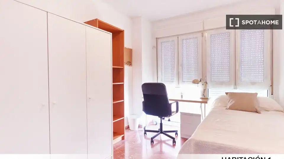 Habitación de Piso para compartir en Sevilla con Aire acondicionado, Terraza y Amueblado