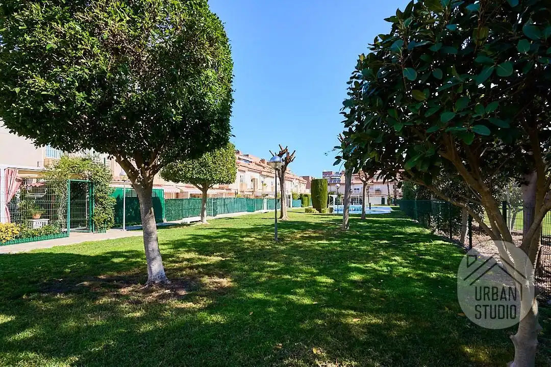 Jardí de Casa o xalet en venda en Alicante / Alacant amb Aire condicionat, Calefacció i Terrassa