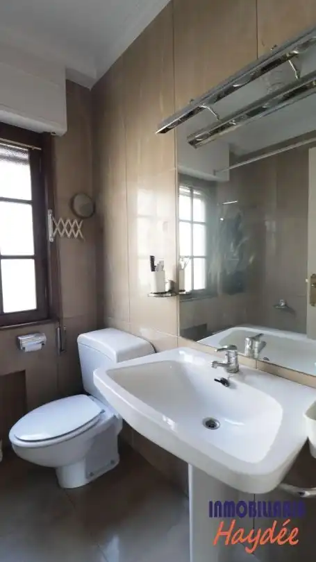 Badezimmer von Maisonette zum Verkauf in Leioa mit Heizung, Privatgarten und Terrasse