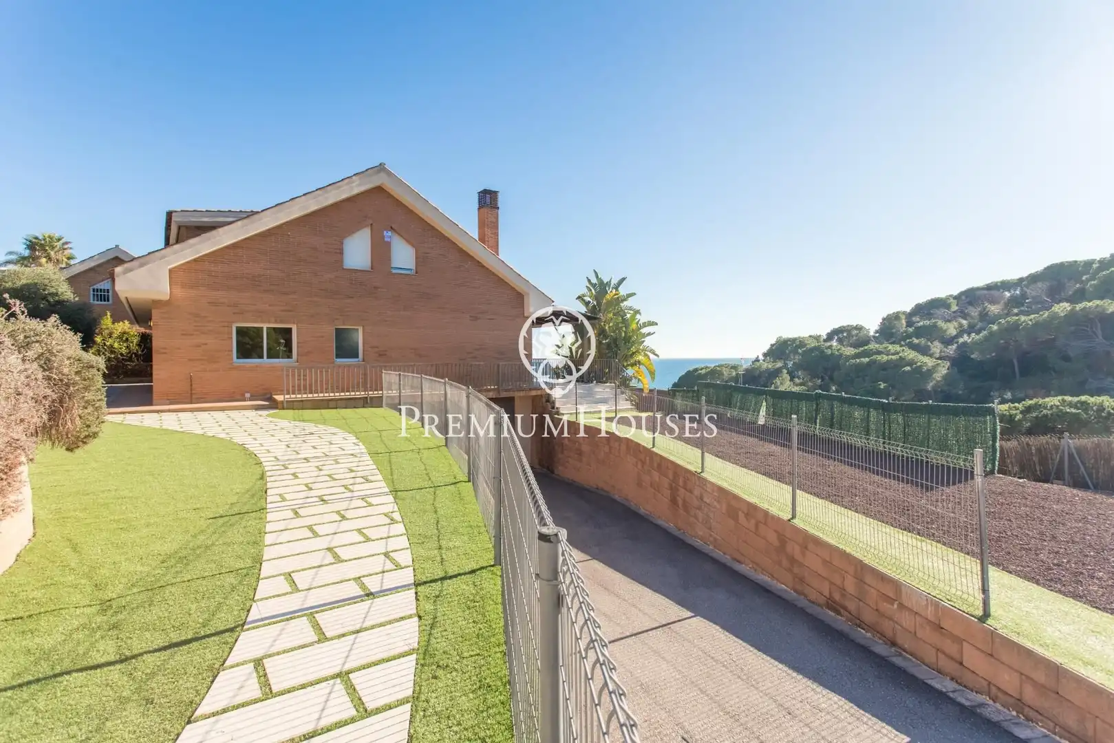 Vista exterior de Casa o xalet en venda en Arenys de Mar amb Aire condicionat, Calefacció i Jardí privat