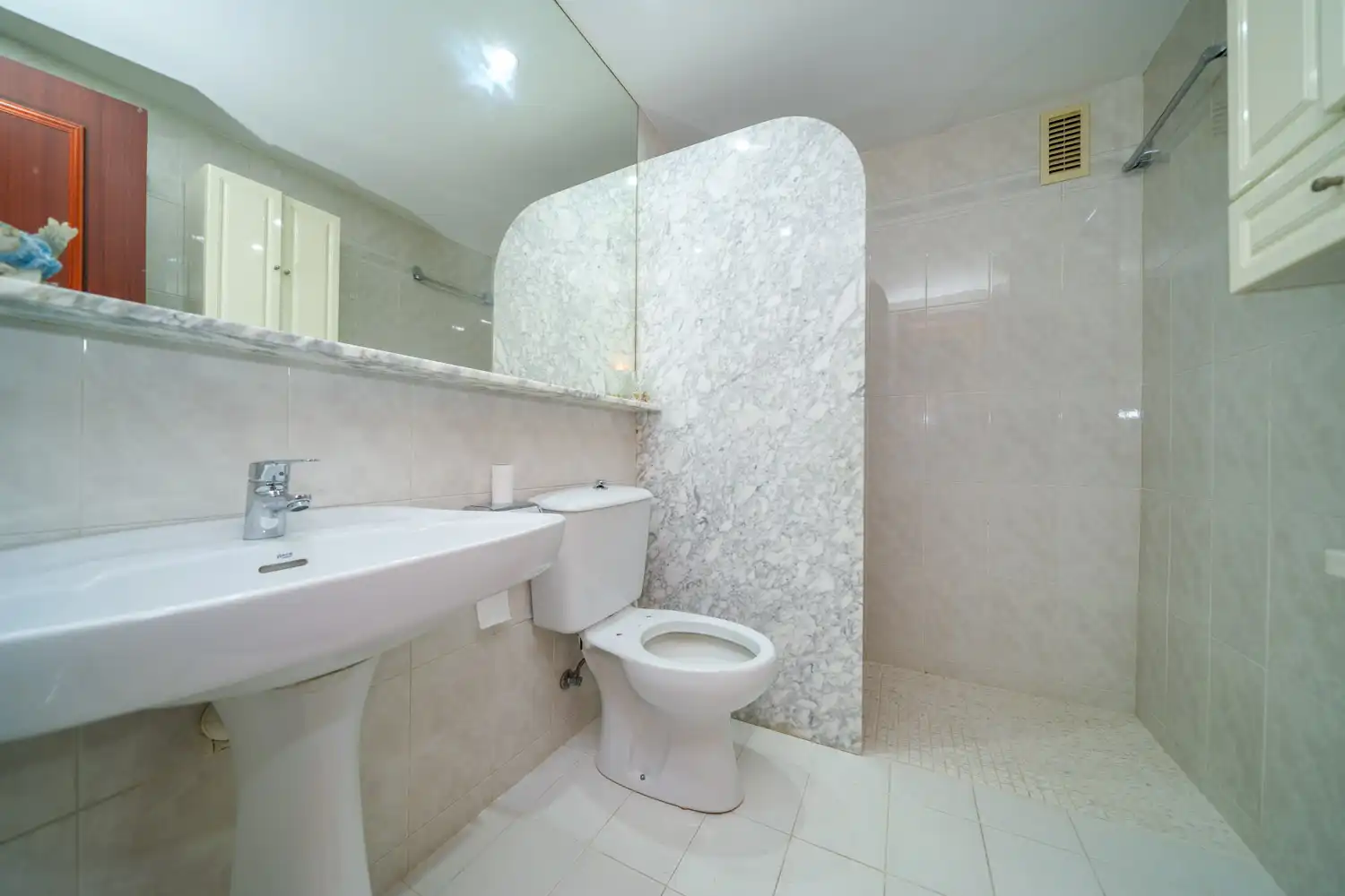 Baño de Piso en venta en Girona con Calefacción, Parquet y Terraza