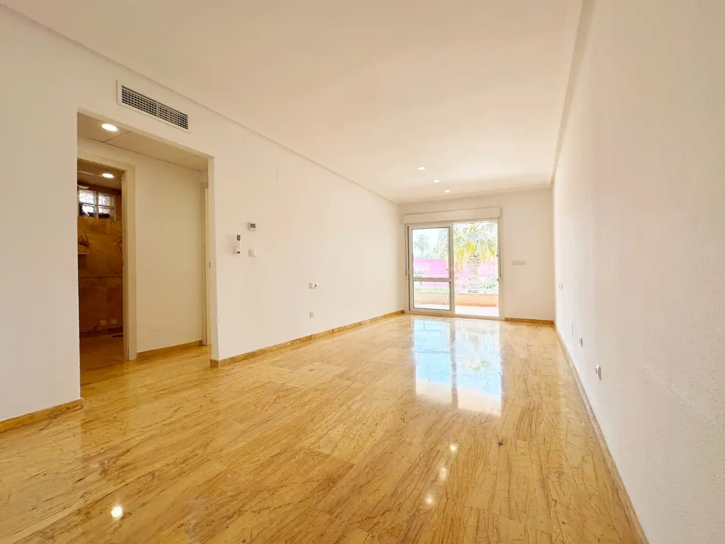 Sala d'estar de Planta baixa en venda en Orihuela amb Aire condicionat, Jardí privat i Terrassa