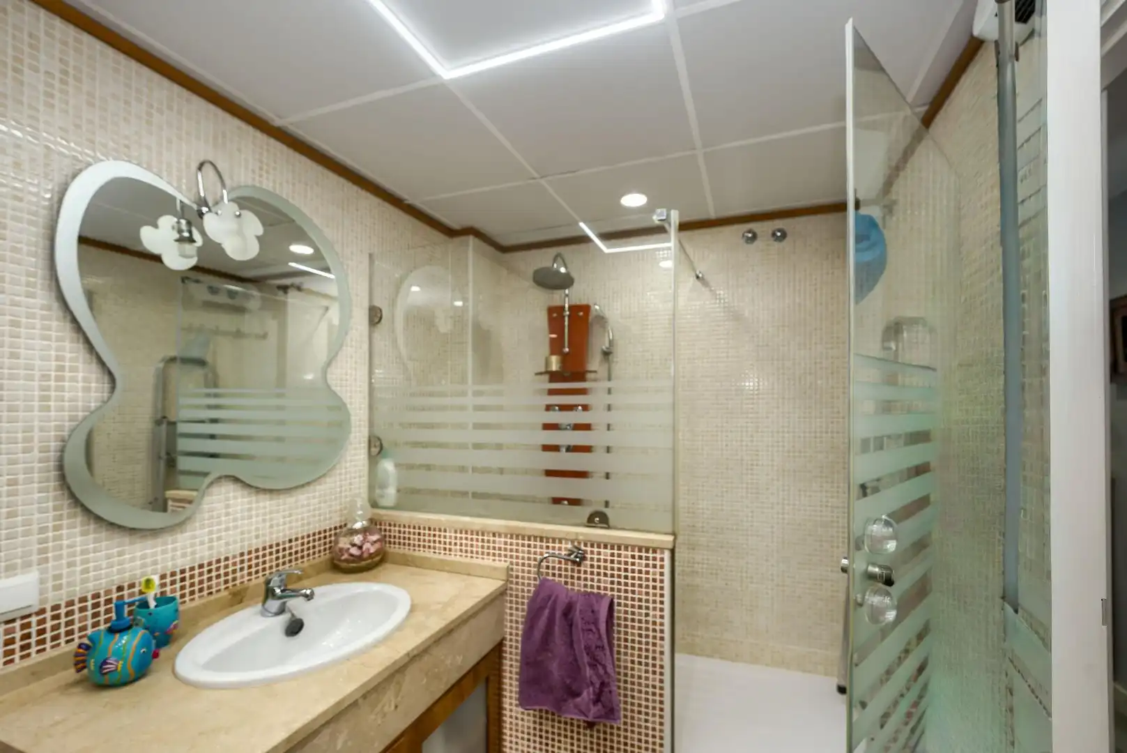 Badezimmer von Einfamilien-Reihenhaus zum Verkauf in Espartinas mit Klimaanlage, Heizung und Parkett