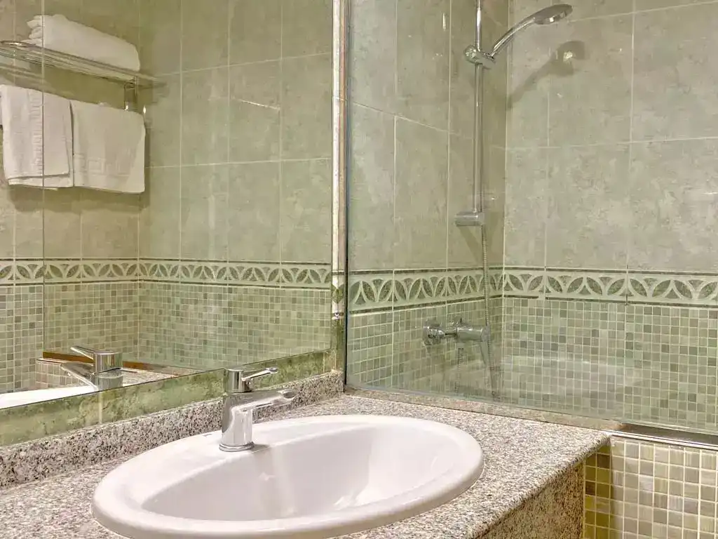 Bathroom of Flat for rent in Benidorm  with Air Conditioner, Private garden and Swimming Pool