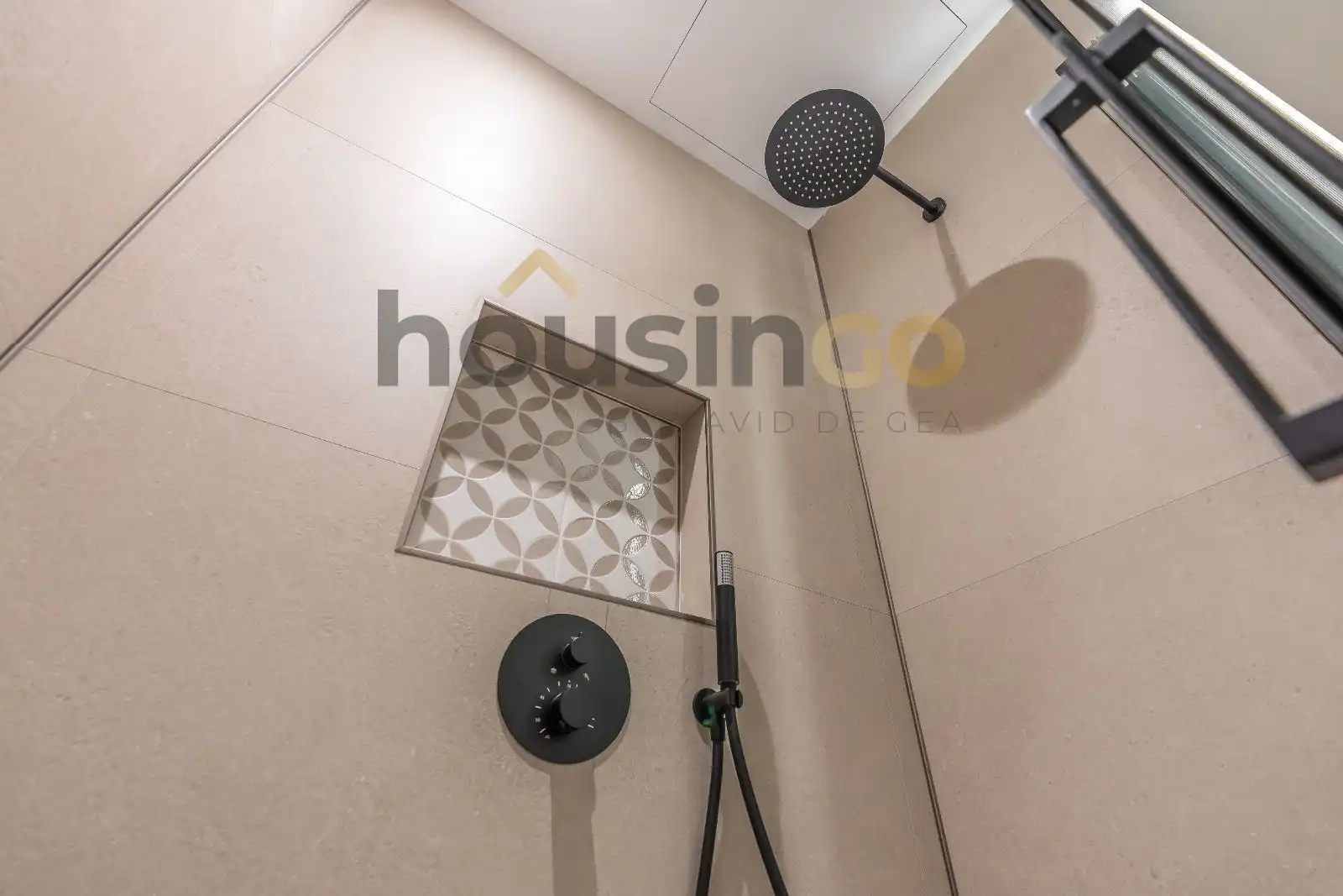 Bathroom of Flat for sale in Madrid  with Air Conditioner, Heating and Terrace