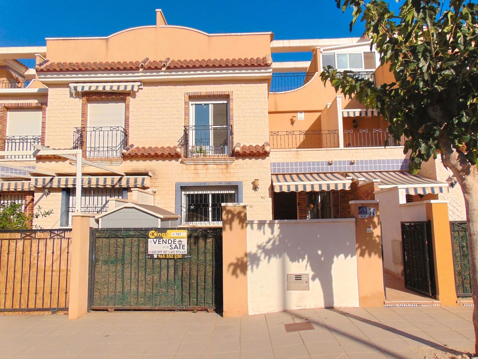 Vista exterior de Casa adosada en venda en Pilar de la Horadada amb Aire condicionat, Calefacció i Jardí privat