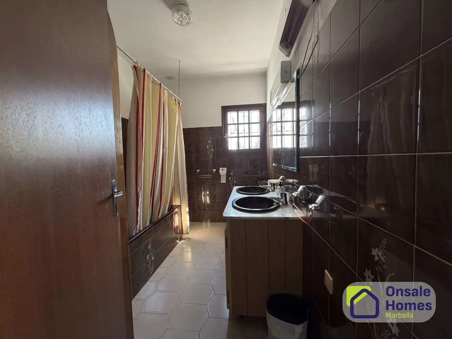 Bany de Casa o xalet en venda en Estepona amb Jardí privat, Terrassa i Traster