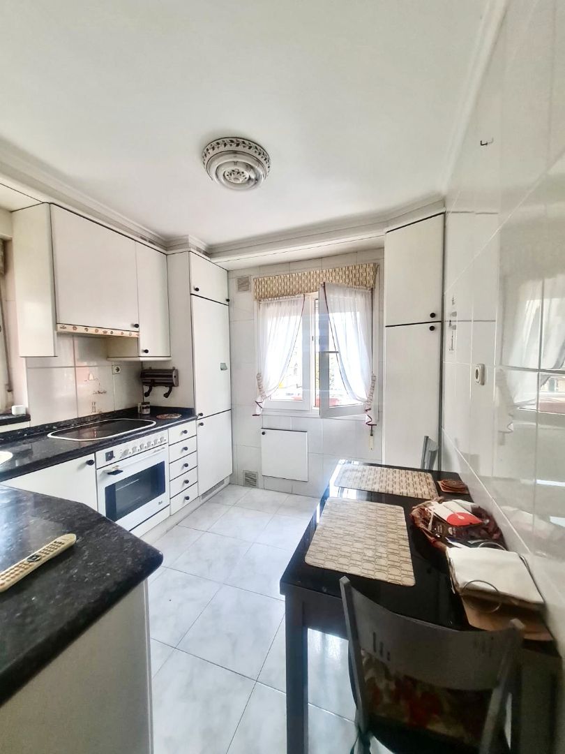 Cuina de Pis en venda en Gijón  amb Calefacció, Parquet i Moblat