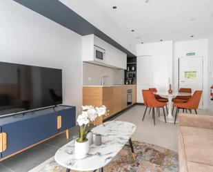 Sala d'estar de Apartament de lloguer en  Madrid Capital amb Aire condicionat