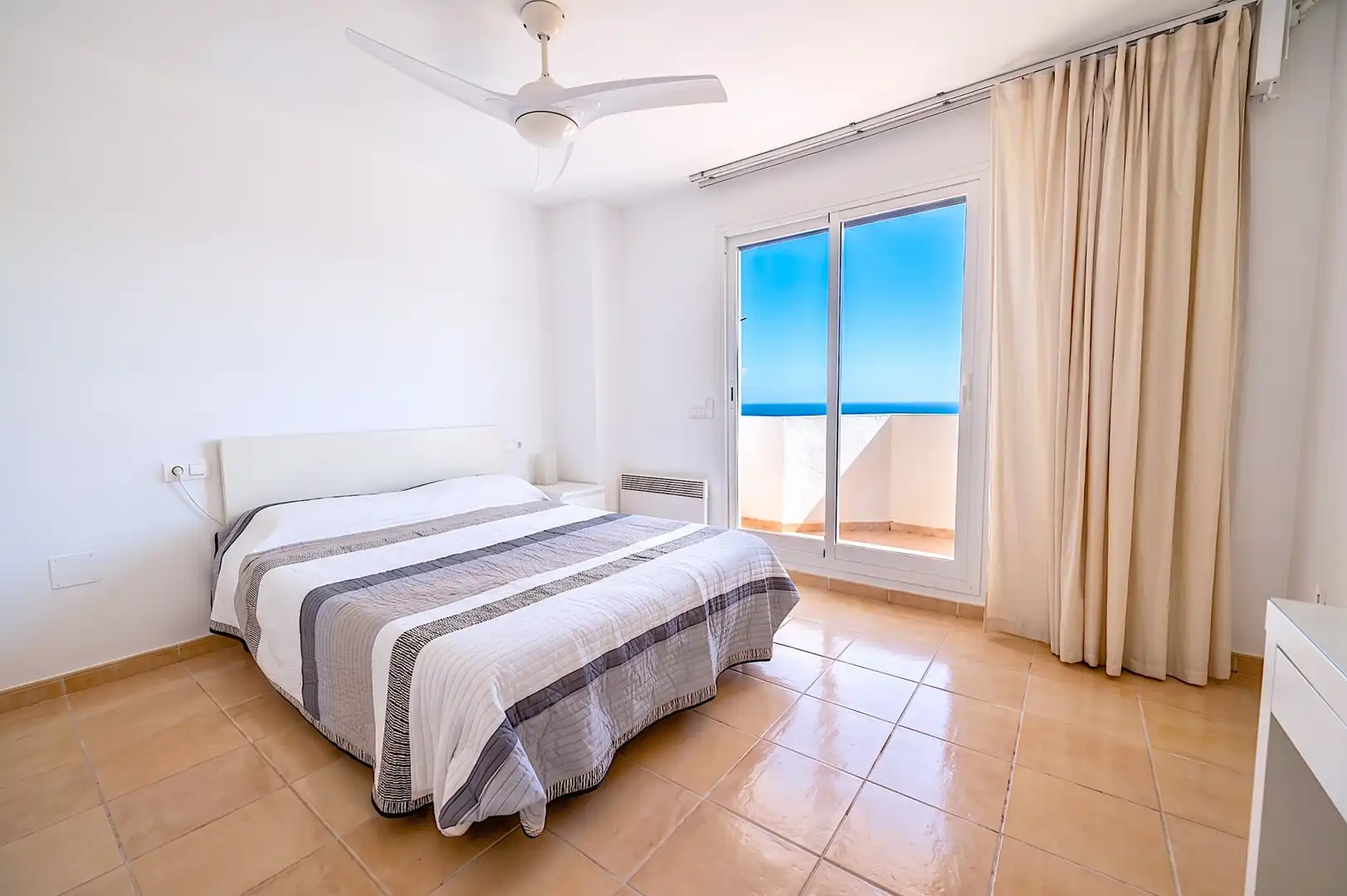 Habitación de Casa adosada en venta en Benalmádena con Aire acondicionado, Terraza y Trastero