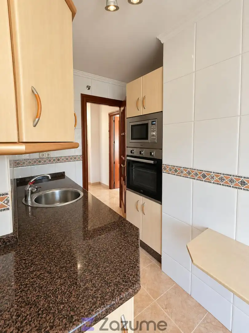 Küche von Wohnung zur Miete in Rincón de la Victoria mit Ofen, Waschmaschine und Mikrowelle