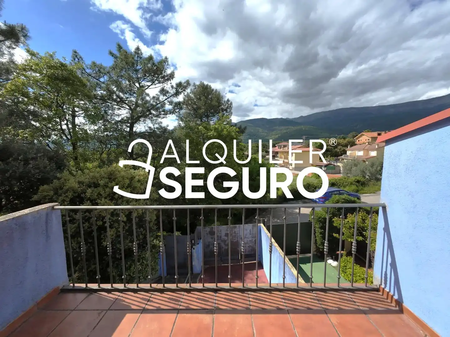 Vista exterior de Casa o xalet de lloguer en La Adrada  amb Calefacció, Terrassa i Piscina