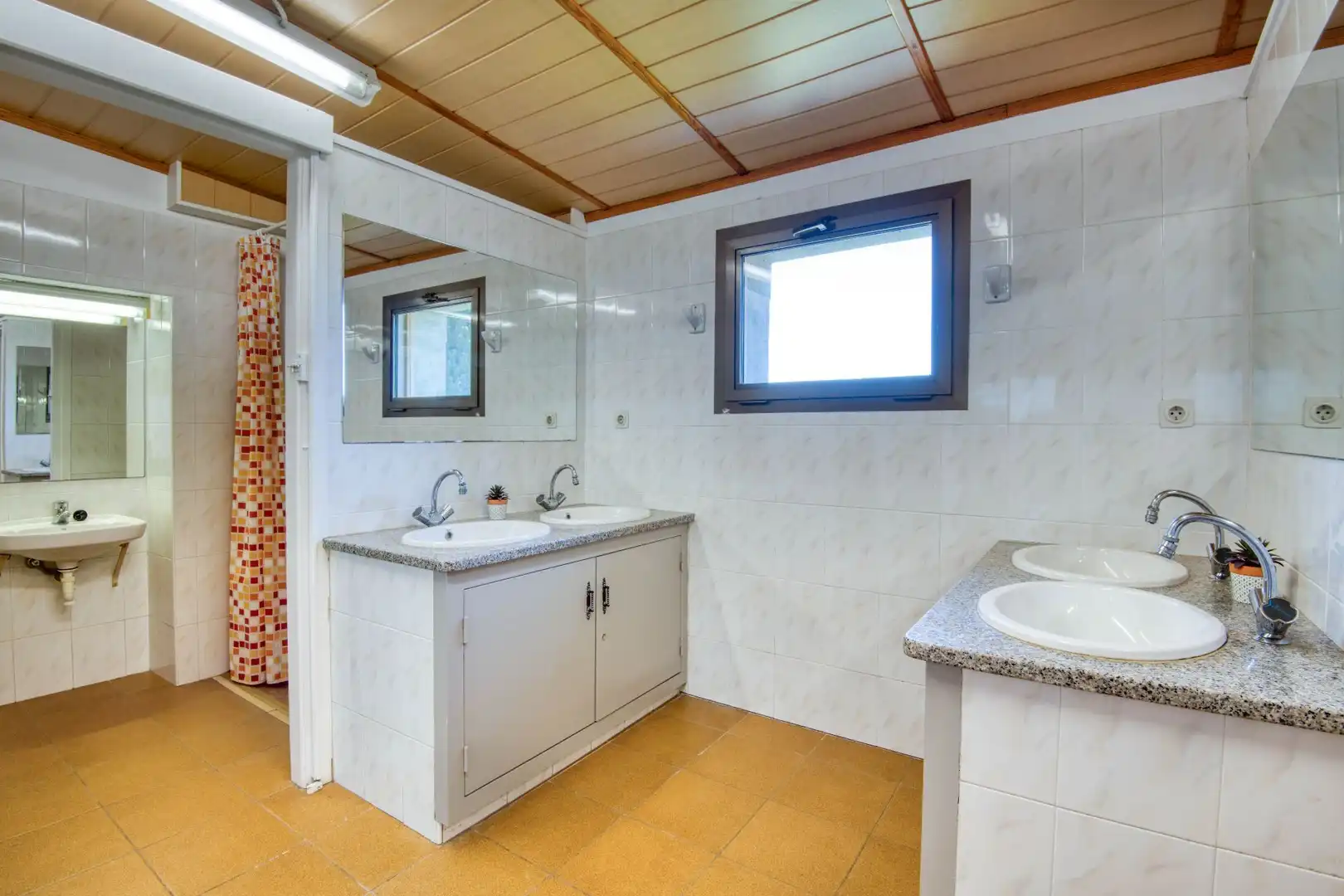 Badezimmer von Country house zum Verkauf in Albons mit Privatgarten, Terrasse und Schwimmbad