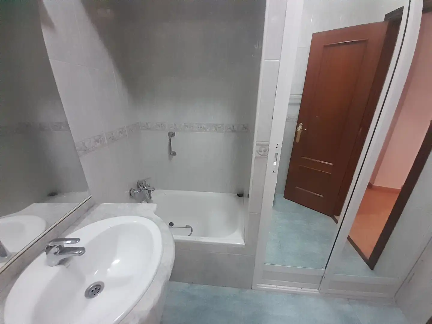 Bathroom of Flat for rent in Jaén  with Air Conditioner, Heating and Storage room