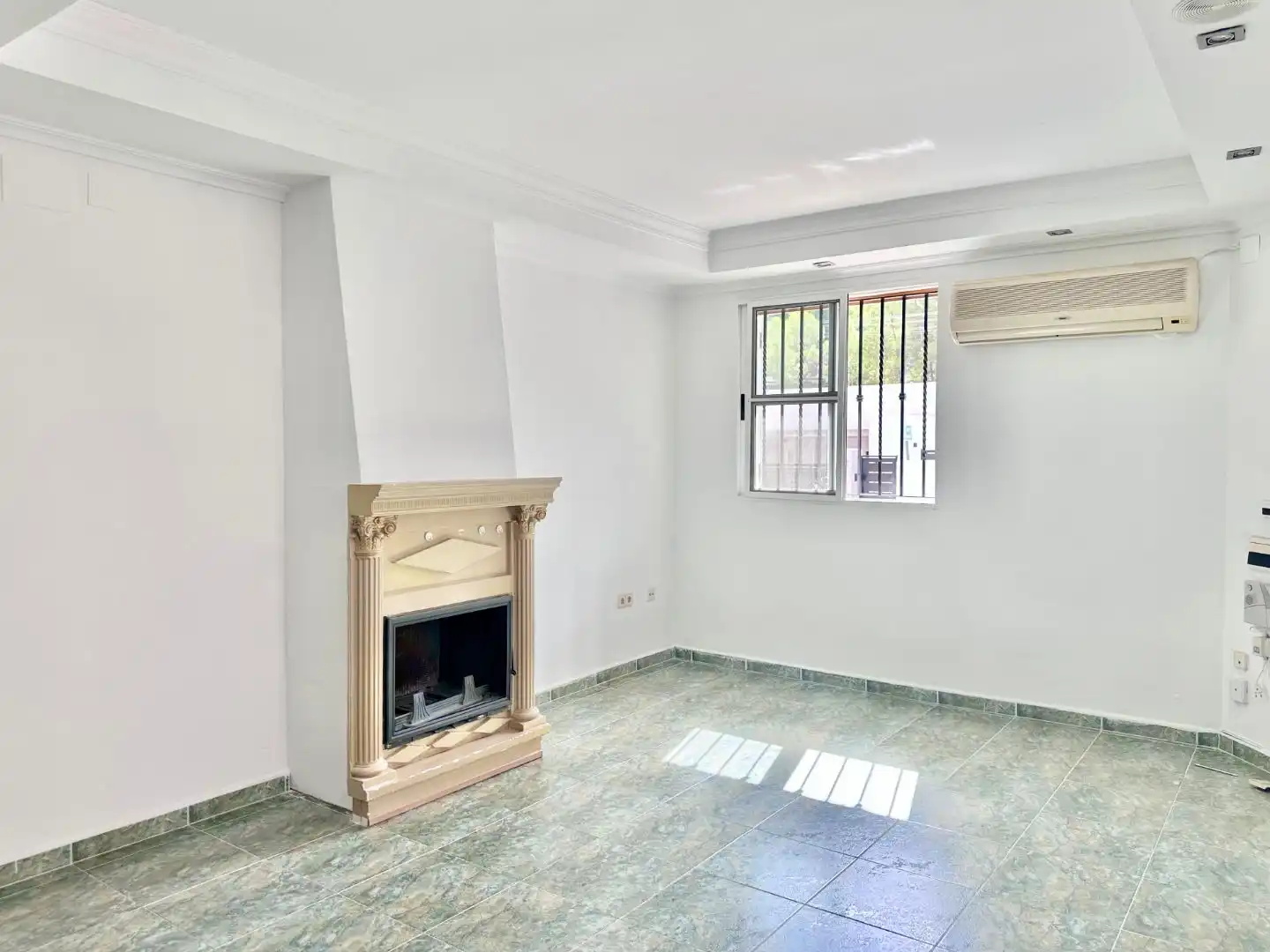 Sala d'estar de Casa adosada en venda en Gilet amb Terrassa, Piscina i Balcó