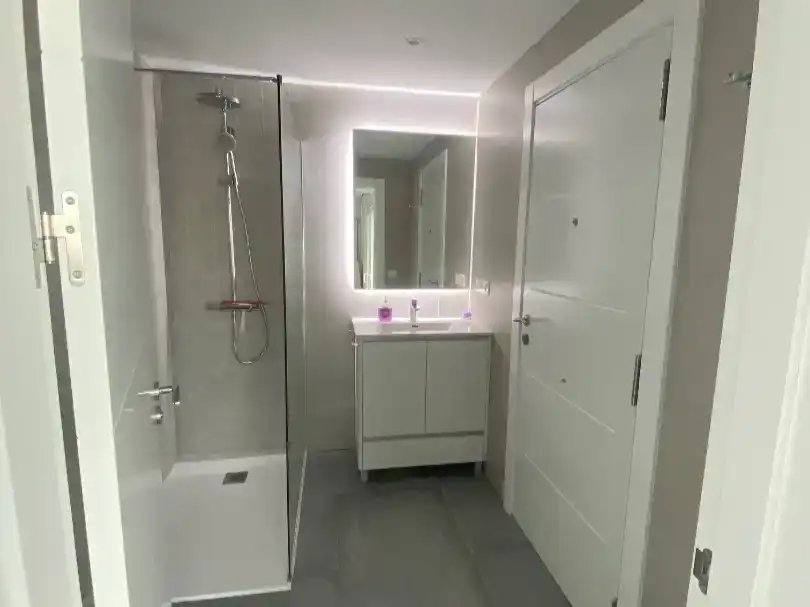 Badezimmer von Einfamilien-Reihenhaus zur Miete in Guaro mit Klimaanlage, Schwimmbad und Möbliert