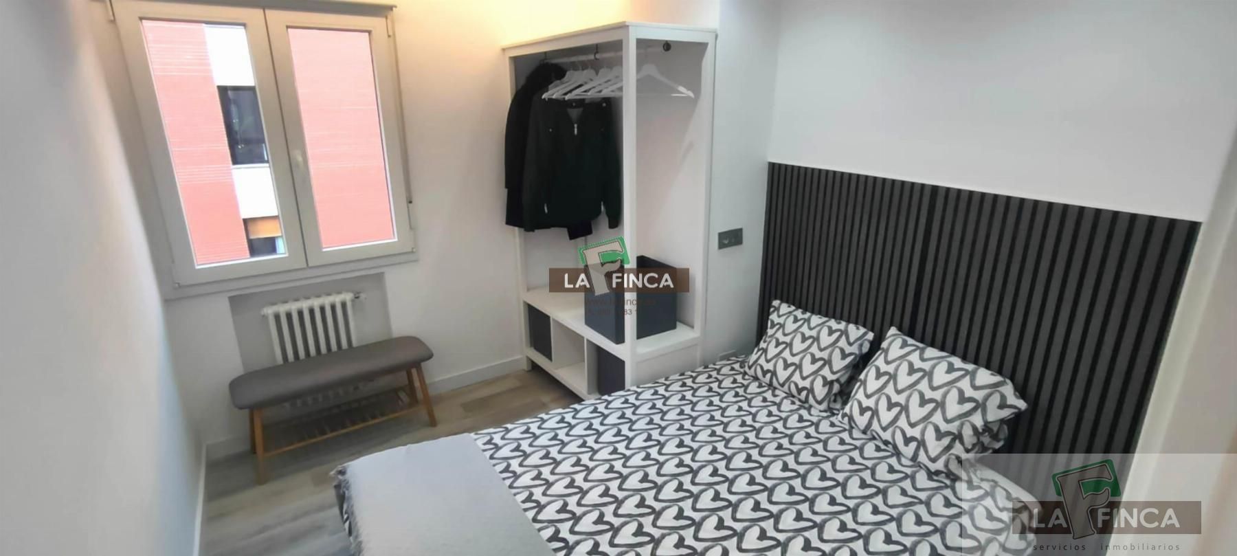 Bedroom of Apartment for sale in Oviedo   with Heating and Furnished
