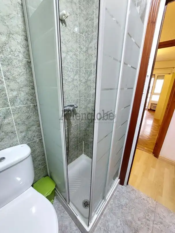 Baño de Piso de alquiler en Oviedo  con Calefacción y Balcón