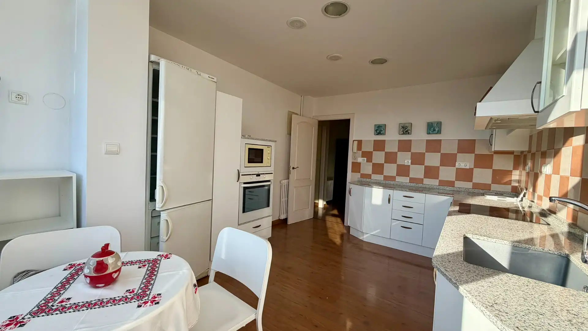 Kitchen of Flat for sale in Zona Alta