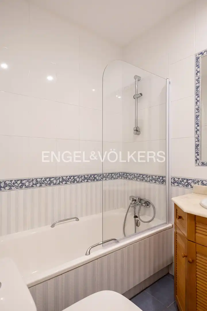 Bathroom of Flat for sale in Madrid  with Air Conditioner, Heating and Balcony
