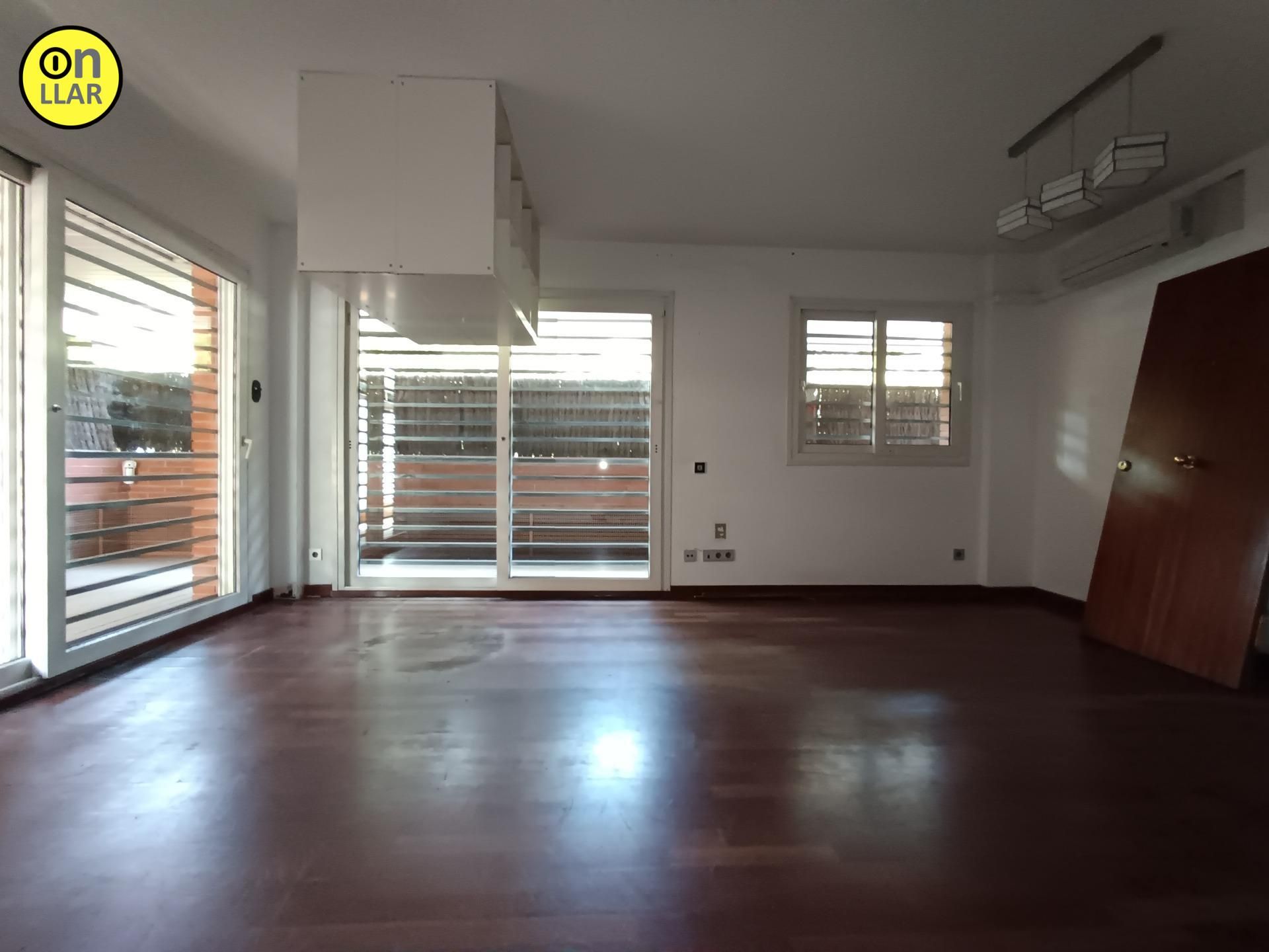 Sala d'estar de Pis en venda en Sant Cugat del Vallès amb Jardí privat, Terrassa i Balcó