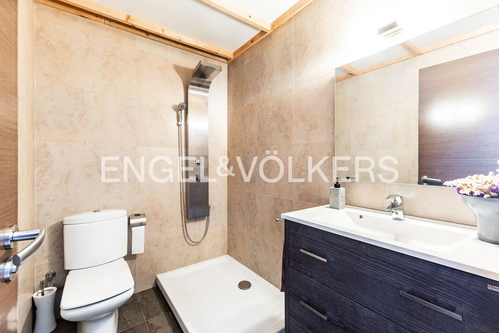 Baño de Casa adosada en venta en Barcelona con Aire acondicionado, Calefacción y Jardín privado