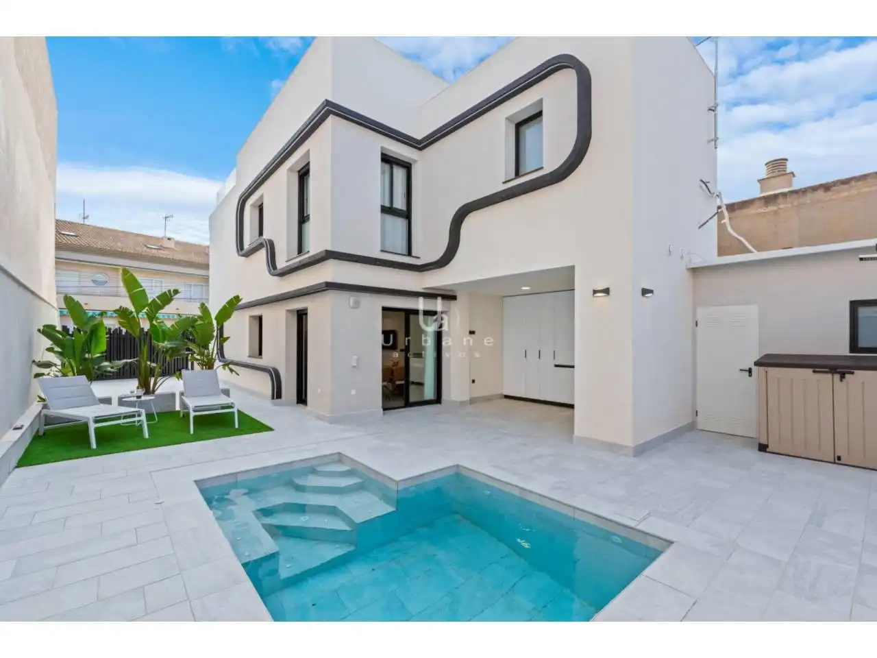 Xalet amb piscina en venda a Avenida Villas