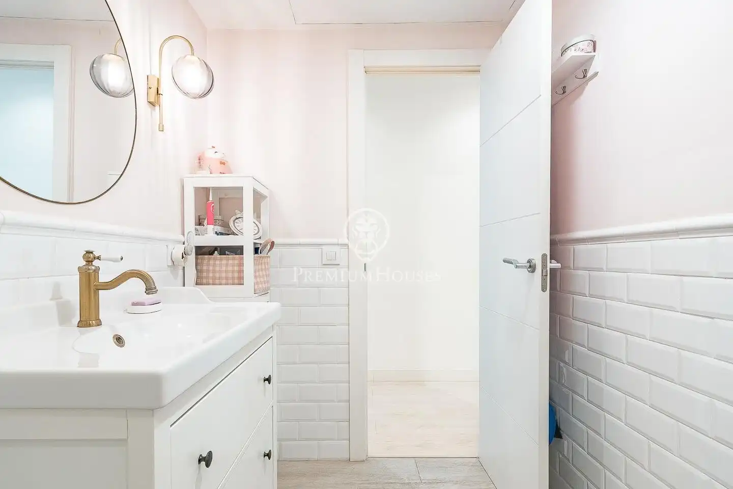 Badezimmer von Wohnungen zum Verkauf in Barcelona mit Klimaanlage, Heizung und Parkett