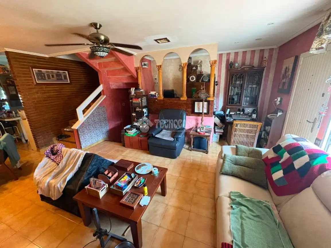 Sala d'estar de Casa adosada en venda en Zaragoza amb Aire condicionat i Piscina comunitària